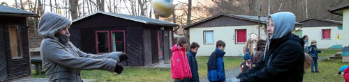 Betreuer und Kinder beim Ballspielen